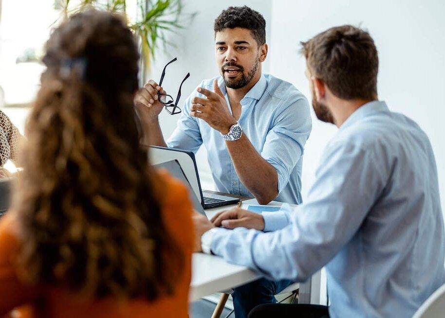 supporting-employees-team-in-meeting-talking